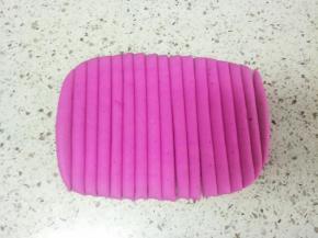 擀成0.5cm厚的面片，切成均匀的大小