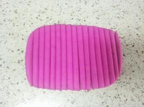 擀成0.5cm厚的面片，切成均匀的大小