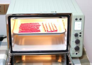 原味的薄薄的刷一层蛋液，火龙果味的喷一点水，放入预热好的烤箱中180度烤20分钟