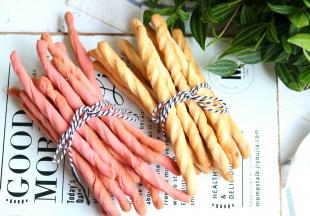 具体烘烤时间要根据磨牙棒大小决定，掰开里面不湿就可以