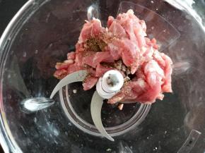 猪瘦肉切块放入绞肉机中，放入胡椒粉，盐和90克冰水绞打成肉糜