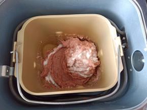 分3次加入肉糜中，每次都搅拌吸收后再加入下一次