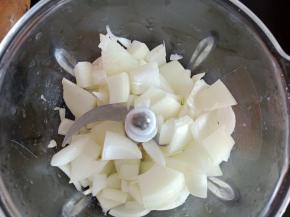 洋葱切段，用绞肉机绞碎碎