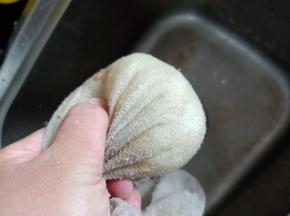 用干净的纱布滤去水分