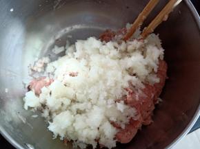 倒入肉糜中，加点味极鲜酱油，搅拌均匀