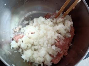 倒入肉糜中，加点味极鲜酱油，搅拌均匀