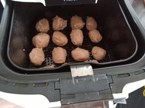 挤好的肉丸摆入预热好的空气炸锅，180度烤15分钟左右，外皮金黄，里面熟透就可以！