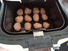 挤好的肉丸摆入预热好的空气炸锅，180度烤15分钟左右，外皮金黄，里面熟透就可以！