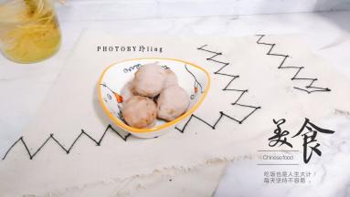 我还煮了几颗肉丸子，水开的时候下入肉丸煮2-3分钟即可，煮的时候水里放两片姜去腥