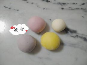 主材料拌匀后，揉成光滑面团，再平均分成40克的剂子，分别揉入红曲粉，南瓜粉，紫薯粉，少量揉入，稍见颜色即可。