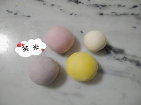 主材料拌匀后，揉成光滑面团，再平均分成40克的剂子，分别揉入红曲粉，南瓜粉，紫薯粉，少量揉入，稍见颜色即可。