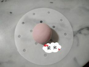 紫色面团，分出30克排气，揉圆。