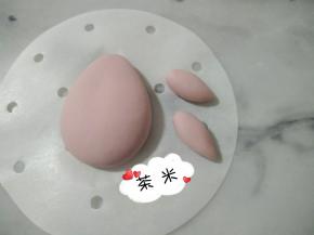 接着把5克面团分成两个小团，分别揉成水滴状。