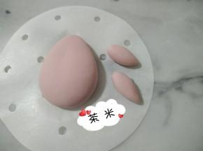 接着把5克面团分成两个小团，分别揉成水滴状。