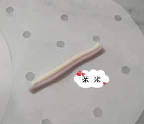 接下来搓两条颜色的面条，长度根据大水滴面团决定。 