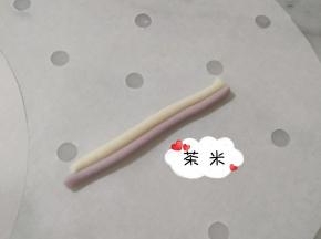 接下来搓两条颜色的面条，长度根据大水滴面团决定。 