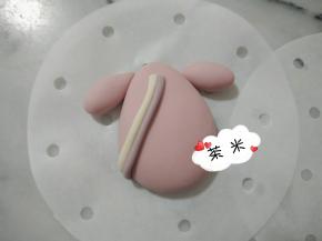 接着抹水装饰到水滴面团上。