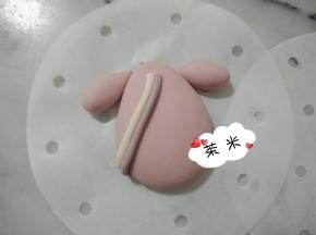 接着抹水装饰到水滴面团上。