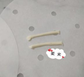 再搓出两个小长条。