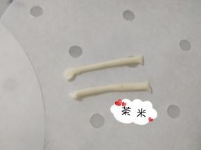 再搓出两个小长条。