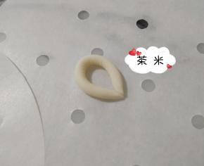 再搓出一条长的，圈起来当领子。
