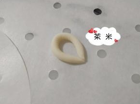 再搓出一条长的，圈起来当领子。
