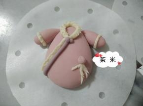 可以把白色的装饰条，用剪刀剪一下，形成毛领状。衣角可以随意发挥装饰一下。夏天室温发酵半小时，冬天烤箱30度发酵半小时，蒸十分钟。