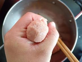 利用虎口挤出肉丸，也可以用你觉得顺手的方法