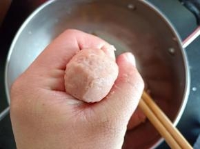 利用虎口挤出肉丸，也可以用你觉得顺手的方法