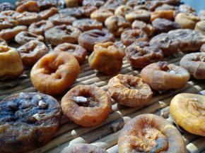 中途晒的时候差不多隔2天捏一次，直到柿饼捏起来里面是那种有胶性的软就可以了，喜欢干的可以多晒几天