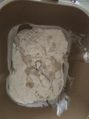 除黄油和黑芝麻外所有材料放入面包机揉面