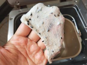 揉成团后加入黄油和黑芝麻揉出薄膜为止，然后进行一发，30度，发酵40分钟左右。