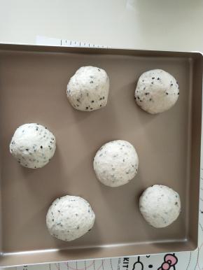 取出面团轻拍排气，然后分割成6份，滚圆进行二发，38度，大概50分钟。发酵到2倍大。