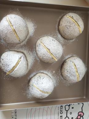 二发后表面撒高粉，割口（深一些），挤一条软化的黄油。