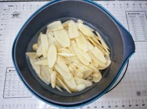 子姜清洗干净，切成1毫米的薄片
浸泡1小时去辣，喜欢吃辣可以忽略