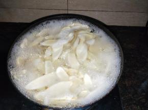 锅里加入适量的清水，一勺盐，倒入姜片煮10分钟去辣味