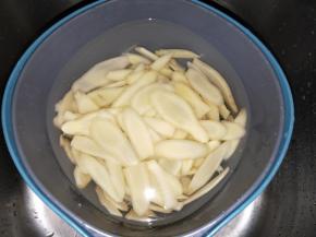 放水龙头下面冲洗一遍