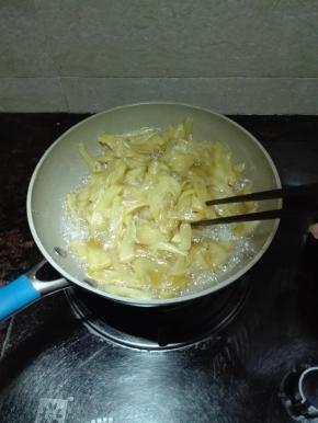 熬至姜片变得透明，有细腻的糖泡沫，不时翻炒预防粘锅