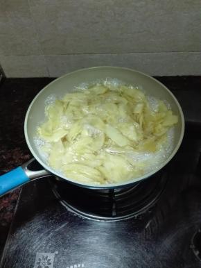将姜片捞出放入锅内加入白糖，加入小半碗的水，中小火熬煮