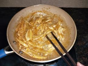 翻炒均匀，熬至糖浆浓稠，用筷子粘少许糖浆放到凉水，糖浆变脆即可关火