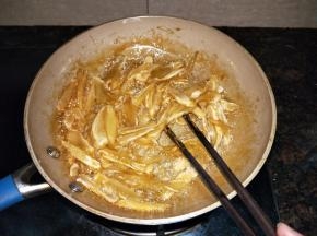 翻炒均匀，熬至糖浆浓稠，用筷子粘少许糖浆放到凉水，糖浆变脆即可关火