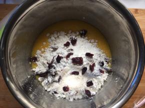 加入糖粉，盐，麻薯粉，蔓越莓，搅拌成团