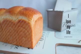 出炉趁热脱模，放在烤网上晾凉再切片