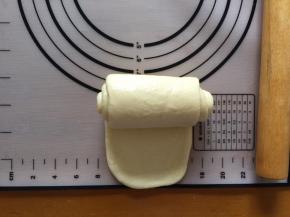 再次擀成长方形，从上向下卷起