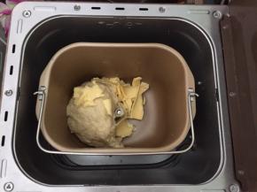 加入软化好的黄油，再次和面30分钟