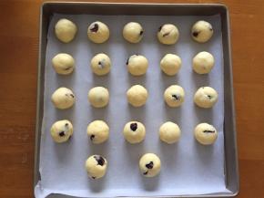 带上保鲜膜，20克一个，揉圆放入烤盘，放入预热好的烤箱190度中层，上下火30分钟