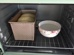 放入烤箱二次发酵，放一碗热水，不用开发酵功能