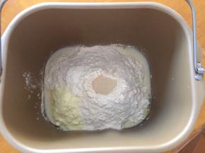 将黄油以上全部材料放入面包机中，和面20分钟