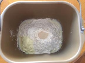 将黄油以上全部材料放入面包机中，和面20分钟