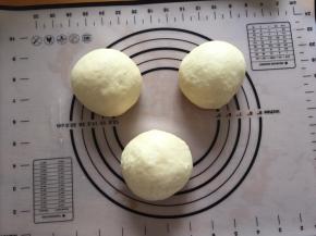 发酵好的面团，拿出排气，均等的分成三份，盖上保鲜膜松弛15分钟